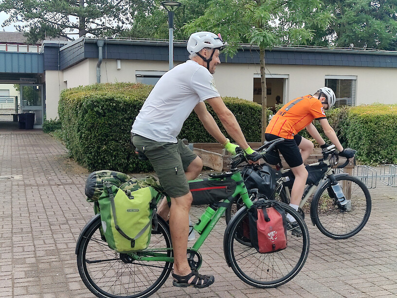 Team Barufke radelt vom Schulhof und beginne ihre erste Etappe